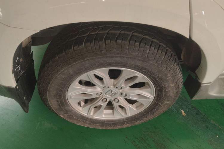 Used JMC Yusheng S350 2013 2.4T Automatic 2WD Diesel Luxury 7-Seater Right Rear Wheel Hub