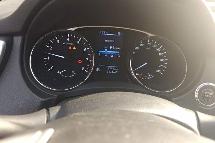 Used Nissan X-Trail 2015 2.0L CVT Comfort MAX Edition 2WD Odometer Close Up