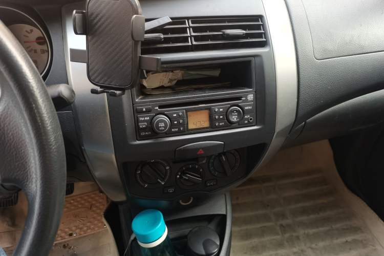 Used Nissan Livina 2010 Jingrui Edition 1.6L Manual Standard Model Audio And AC Panel