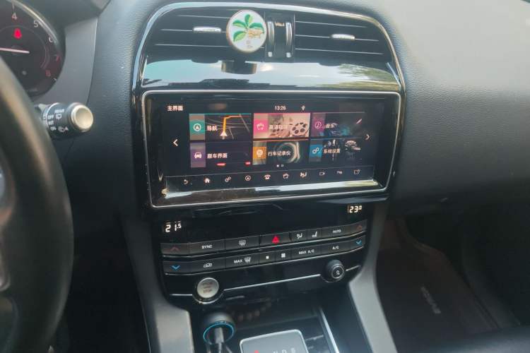 Used Jaguar F-PACE 2018 2.0T Two-Wheel Drive Urban Deluxe Edition Audio And AC Panel