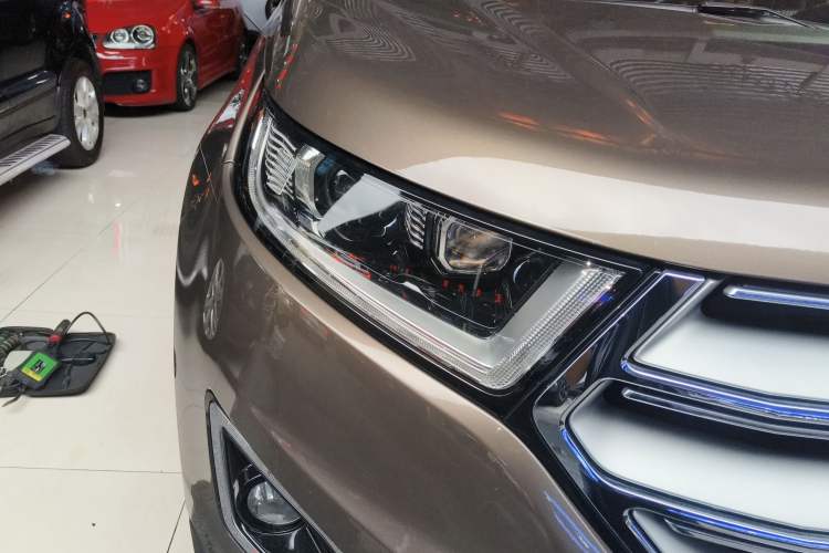 Used Ford Edge 2016 EcoBoost 245 Two-Wheel-Drive Titanium 7-Seater Right Front Headlight