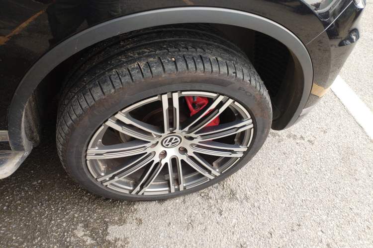 Used Volkswagen Touareg 2017 3.0 TSI Touareg Edition Right Front Wheel Hub