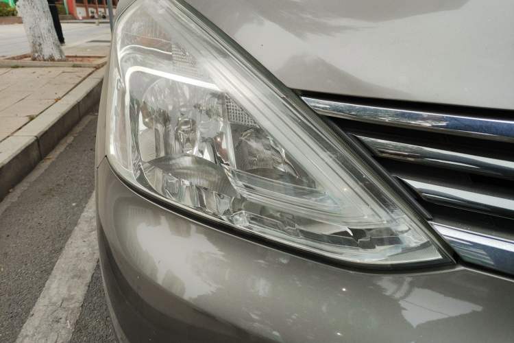 Used Nissan Livina 2013 1.6XE CVT Comfort Edition Right Front Headlight