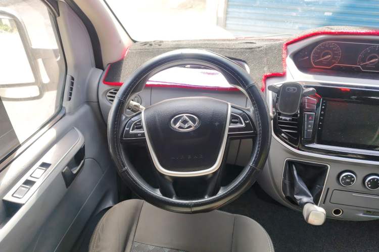 Used SAIC MAXUS Xintu V80 2018 2.5T 6-Speed Manual Aoyuntong Short Wheelbase Mid-Height 5-6 Seater