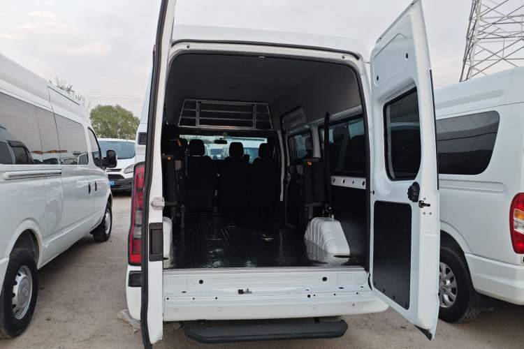 Used JMC Fushun 2023 2.0T Automatic Mid-Range High-Roof Commercial Multi-Purpose 7-Seater Passenger Vehicle Trunk