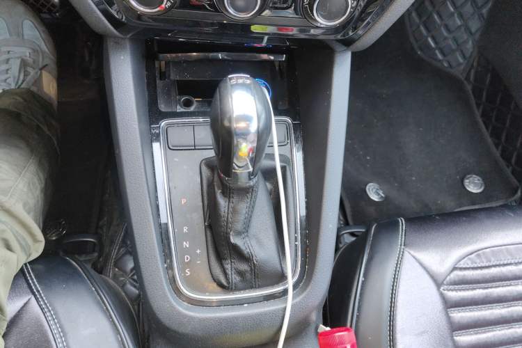 Used Volkswagen Sagitar 2015 230TSI Automatic Comfort Version Gear Lever