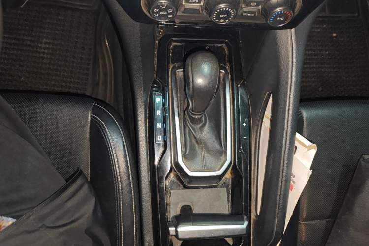 Used JMC Yusheng S350 2017 2.0T Automatic 2WD Diesel Luxury Version with Sunroof 5 Seats