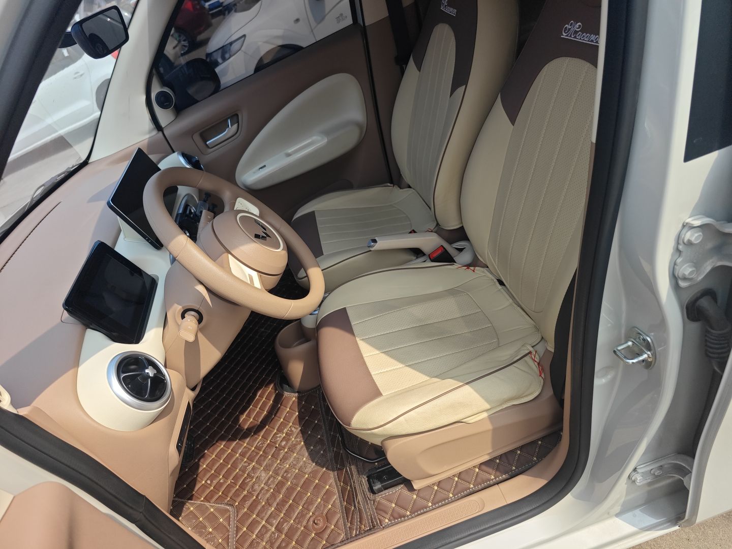 المقاعد الأمامية داخل السيارة