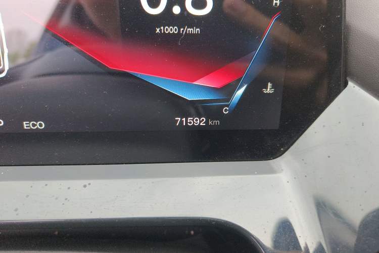 Used CHANGAN OSHAN Z6 2022 Blue Whale 1.5T DCT Smart Navigation Model Odometer Close Up