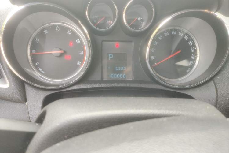 Used Buick Encore 2013 1.4T Automatic Two-Wheel Drive Elite Model Odometer Close Up