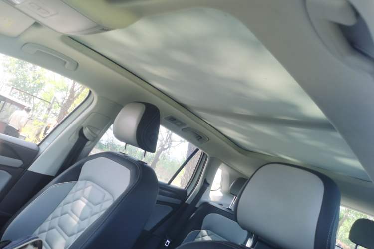 Used Volkswagen Tayron 2023 330TSI Two-Wheel-Drive Luxury Plus Advanced Version Headliner