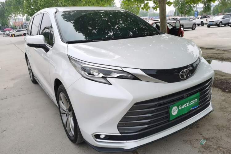 Used Toyota SIENNA 2024 2.5L Hybrid Luxury Edition Front Right 45 Deg