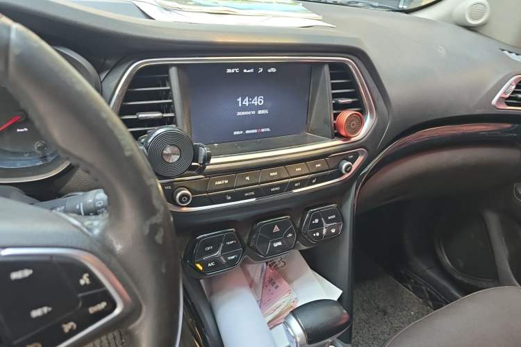 Used GAC Trumpchi GS4 2017 200T G-DCT Two-Wheel Drive Luxury Edition Audio And AC Panel