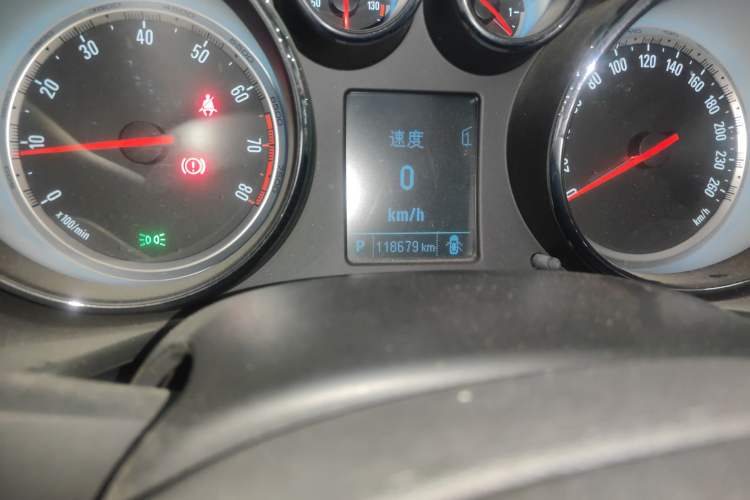 Used Buick Regal 2015 1.6T Leading Technology Model Odometer Close Up