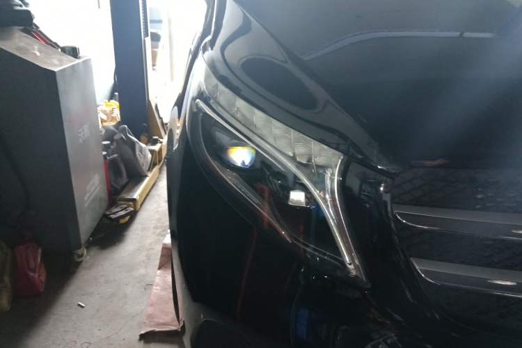 Used Mercedes-Benz V-Class 2020 V 260 Avantgarde Edition Right Front Headlight