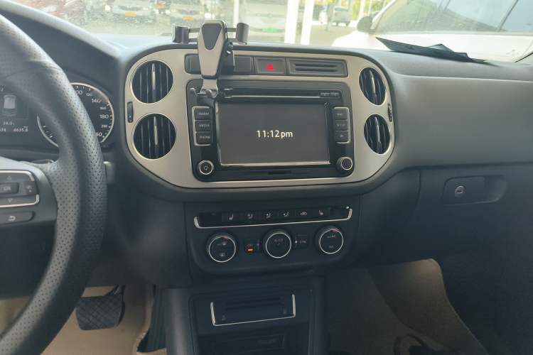 Used Volkswagen Tiguan 2015 2.0 TSI Automatic All-Wheel Drive Luxury Edition Audio And AC Panel