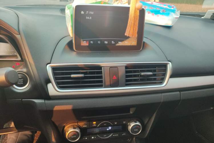 Used Mazda Mazda 3 Axela 2016 Sedan 1.5L Automatic Luxury Model
