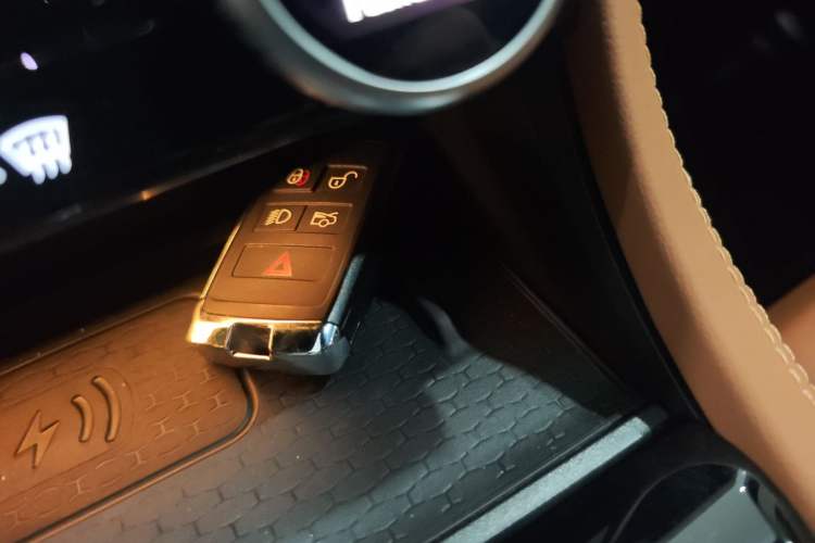 Used Jaguar XFL 2023 XFL 2.0T P250 Two-Wheel-Drive Elite Sport Edition Vehicle Key