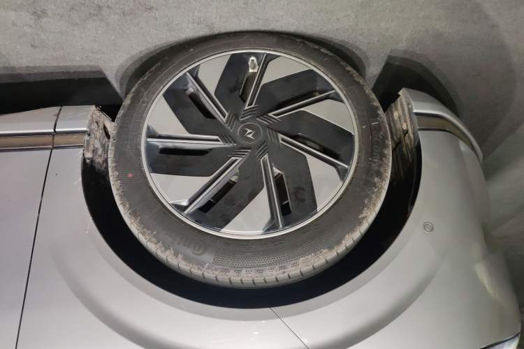 Used Dongfeng eπ eπ008 2024 210Max Range-Extended Version 6 Seats Left Front Wheel Hub