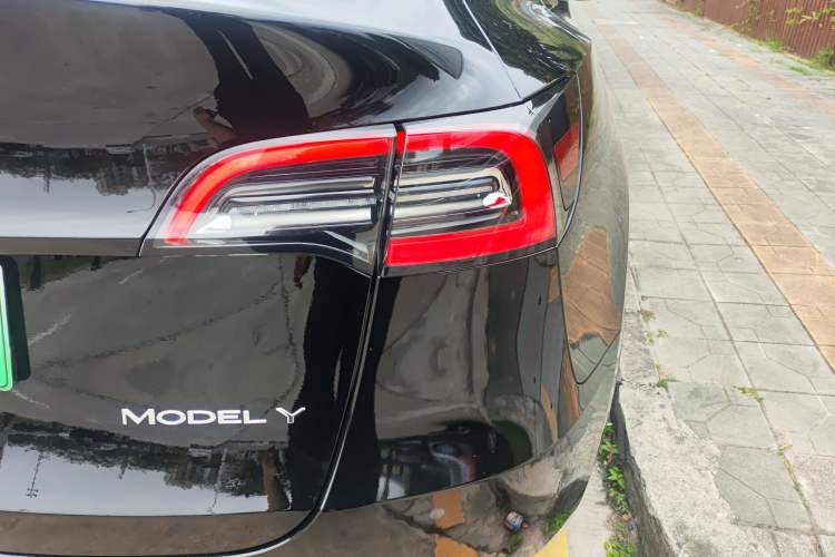 Used Tesla Model Y 2021 Long-Range All-Wheel-Drive Version 3D7 Exterior 3