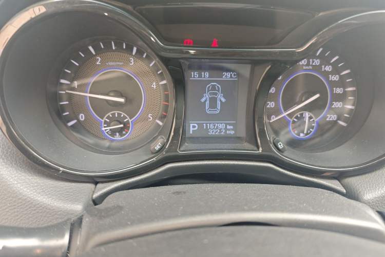 Used JMC Yusheng S350 2013 2.4T Automatic 2WD Diesel Luxury Edition 5 Seats Odometer Close Up