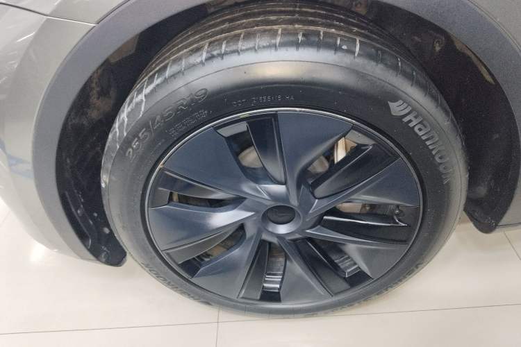 Used Tesla Model Y 2024 Long-Range All-Wheel-Drive Version Left Front Wheel Hub