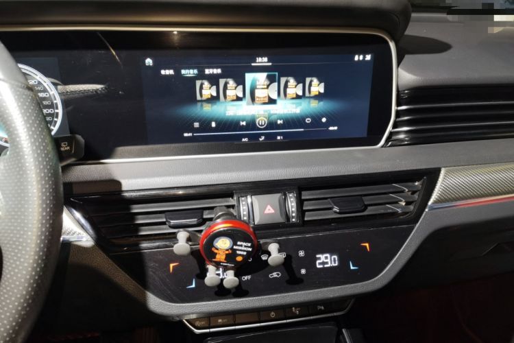 Used Hongqi HS5 2019 2.0T Smart Connect Flagship Edition Audio And AC Panel