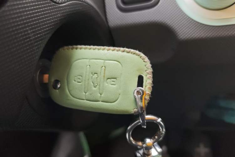 Used Wuling Hongguang MINIEV 2021 Macaron Sandwich Model 120 km Lithium Iron Phosphate Vehicle Key