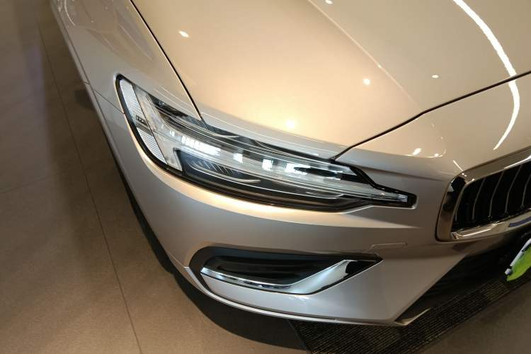 Used Volvo S60 2026 Model B4 Zhiyi Luxury Edition Exterior 3