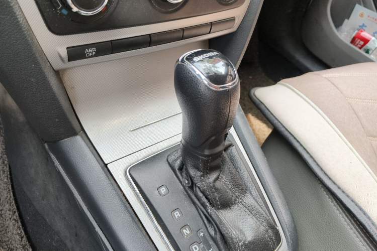 Used Skoda Octavia 2015 Classic Model 1.6L Automatic Elegance Edition Gear Lever