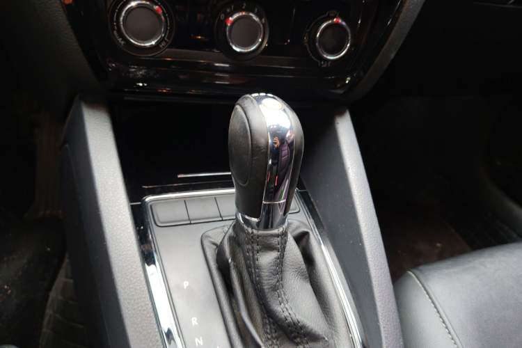 Used Volkswagen Sagitar 2015 230TSI Automatic Comfort Version Gear Lever