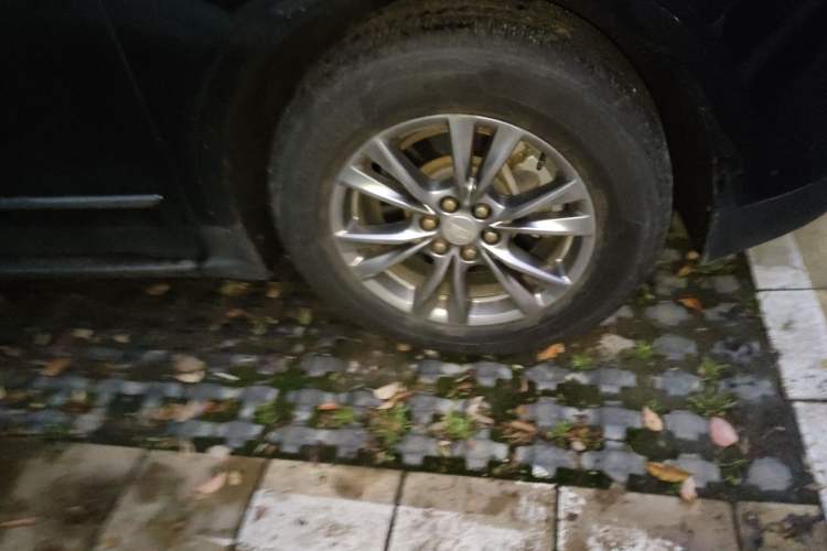 Used Cadillac XT5 2020 28T Luxury Version Right Front Wheel Hub