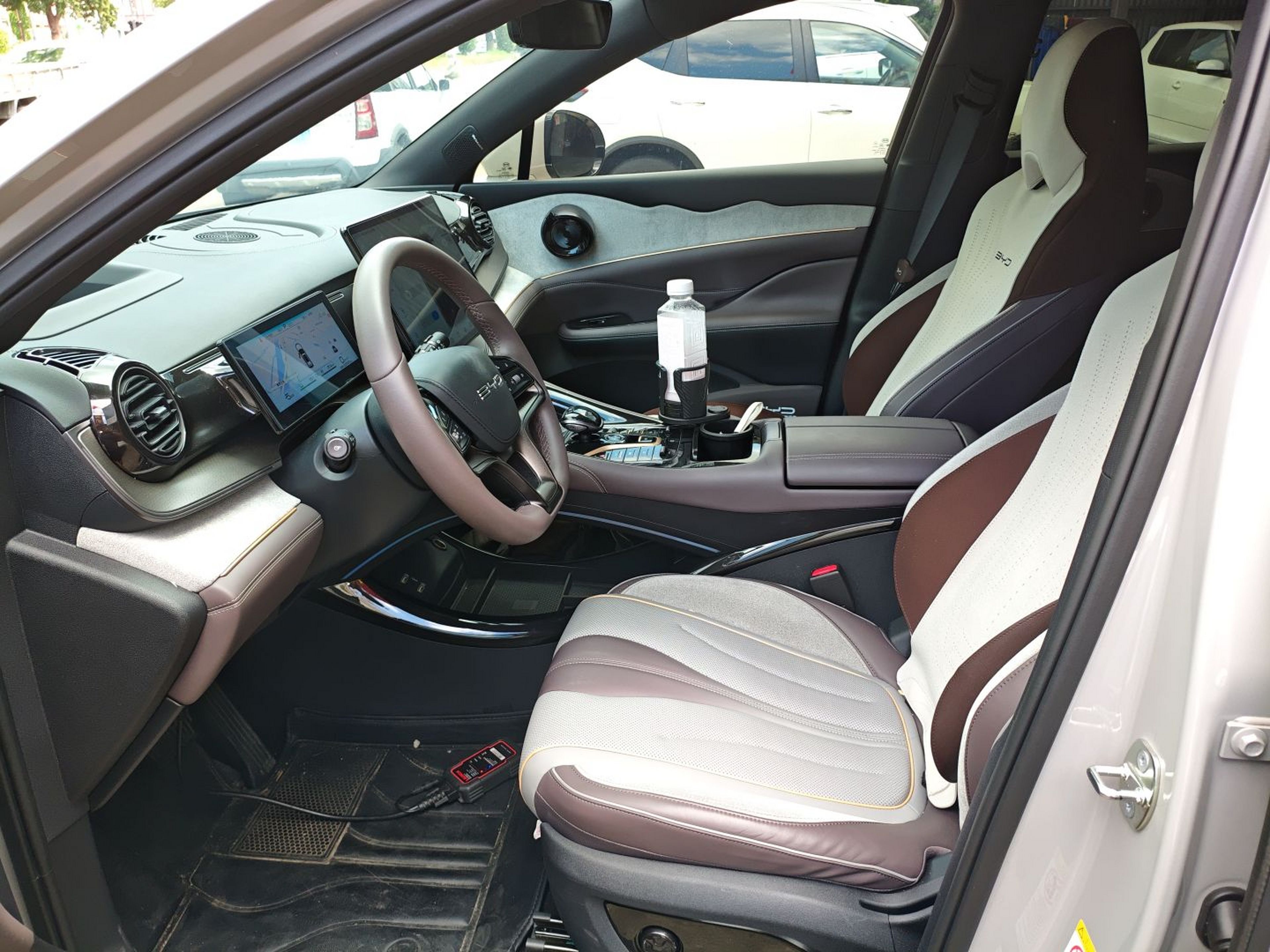 Переднее сиденье в автомобиле