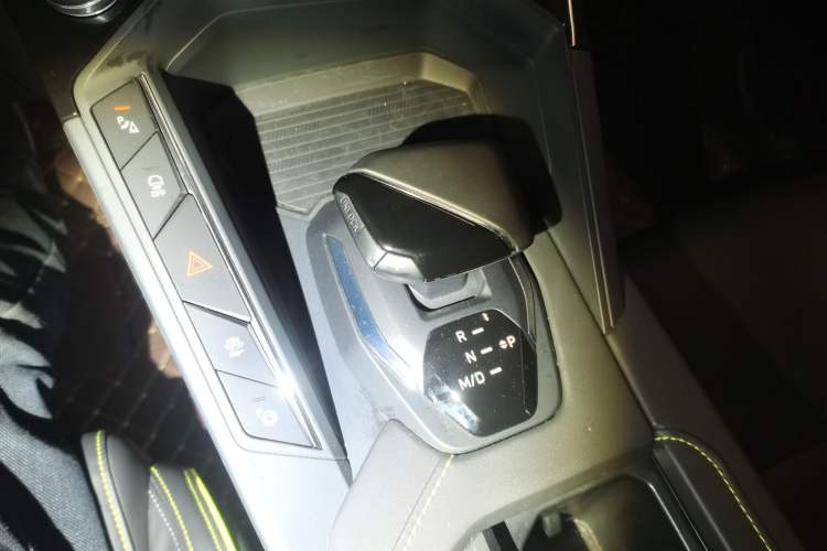 Used Lynk & Co 06 2023 Remix 1.5T Dynamic Halo Gear Lever