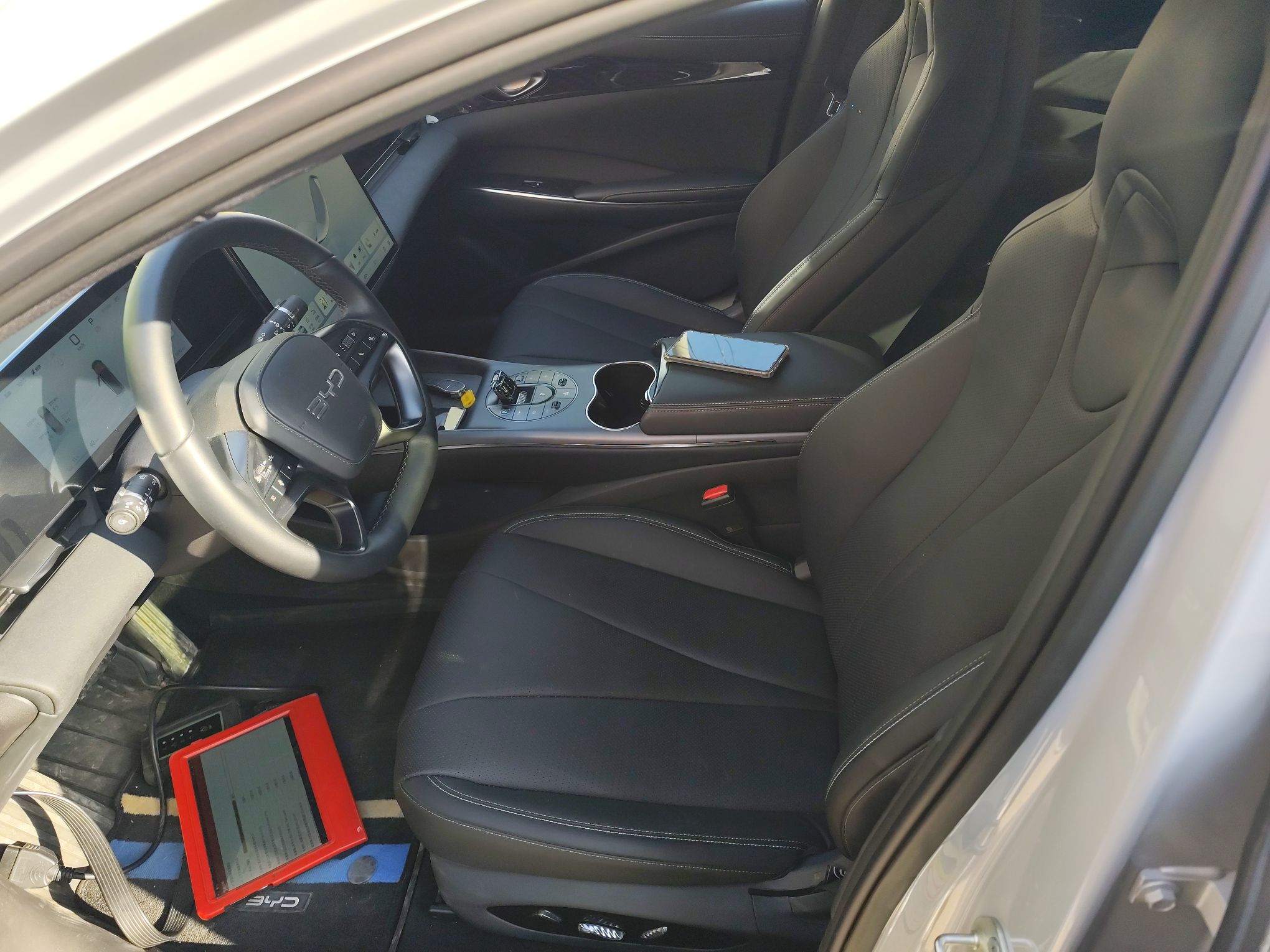 المقاعد الأمامية داخل السيارة