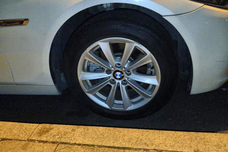 Used BMW 5 Series 2014 520Li Elegant Model Right Front Wheel Hub
