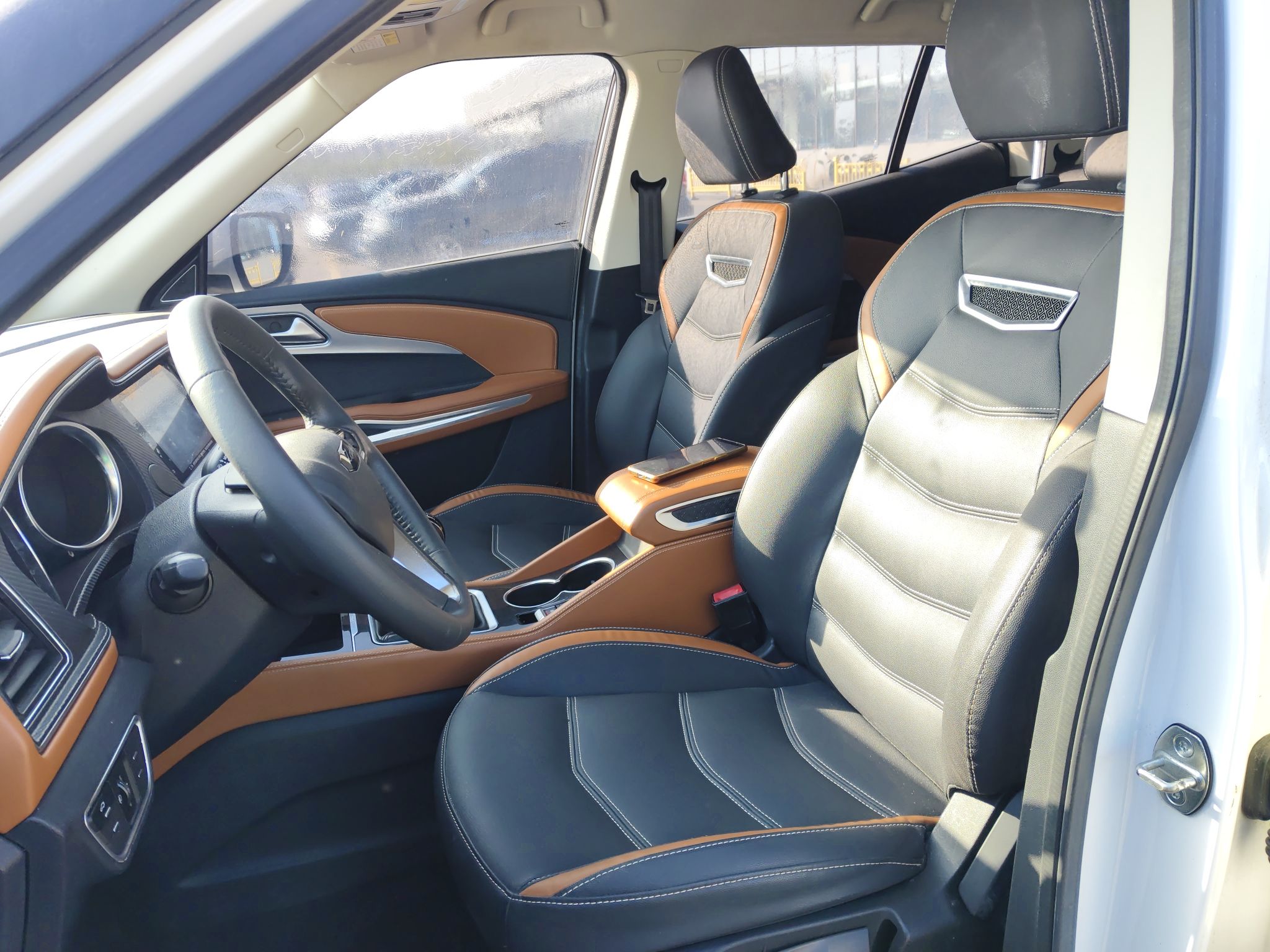 المقاعد الأمامية داخل السيارة