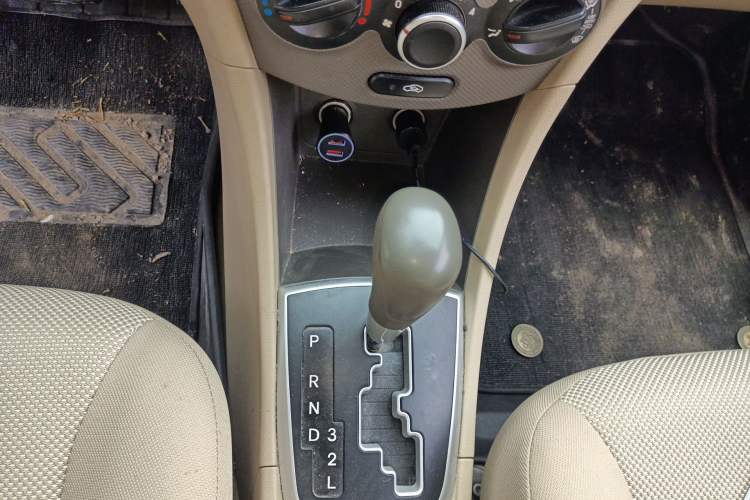 Used Hyundai Verna (older generation) 2010 Sedan 1.4L Automatic Fashionable GT Model Gear Lever