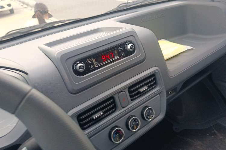 Used Wuling Yangguang 2024 300KM Comfort Version Passenger Van 75kW Audio And AC Panel