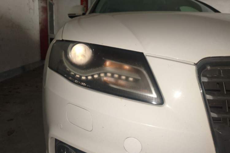 Used Audi A4L 2012 2.0 TFSI automatic Comfort trim level Right Front Headlight