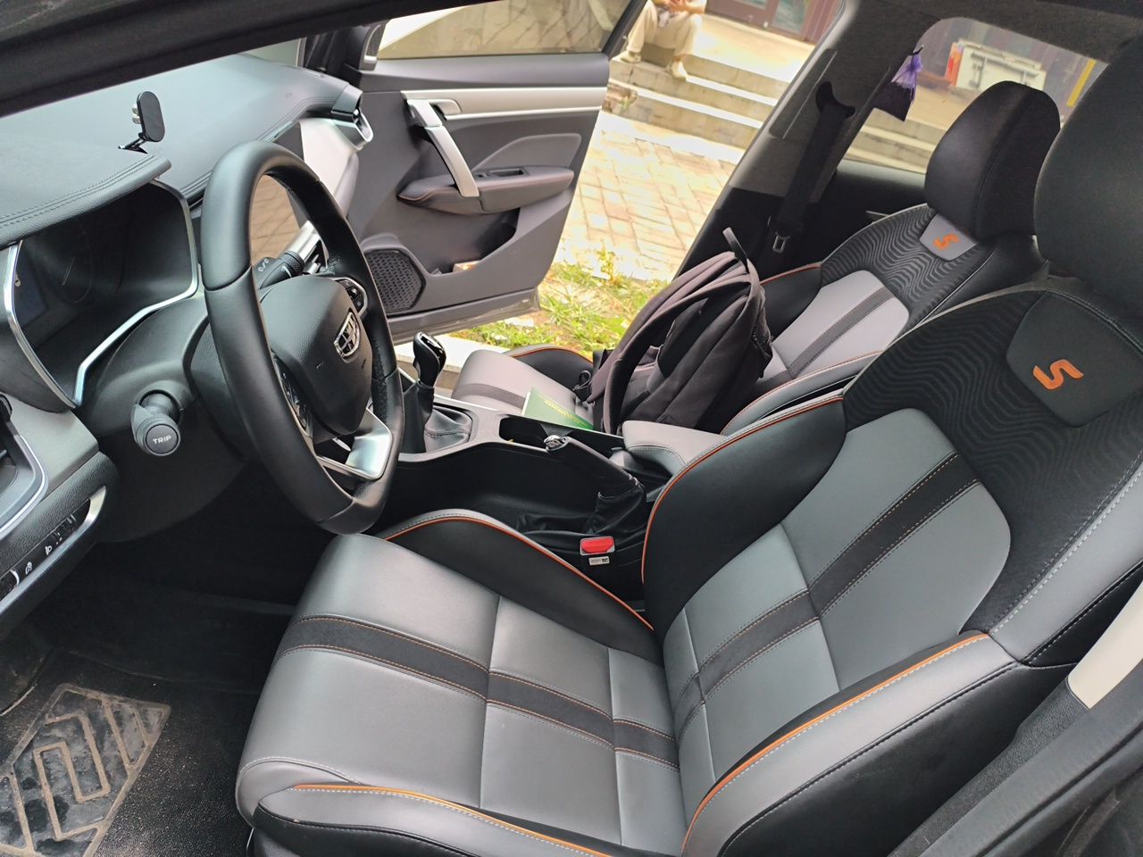 Geely Auto Coolray 2023 1.4T Manual Gold Edition — снимка 15