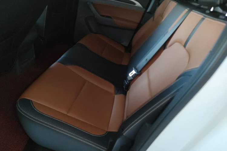 Used SAIC MAXUS T70 2019 2.0T Diesel Manual Two-Wheel Drive Comfort Version with Long Body and High Ground Clearance
