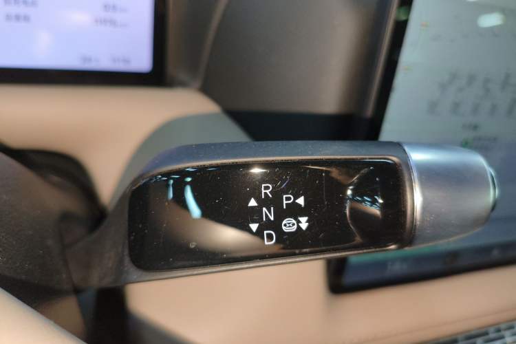 Used XPeng G9 2025 625 Long-Range Max Gear Lever