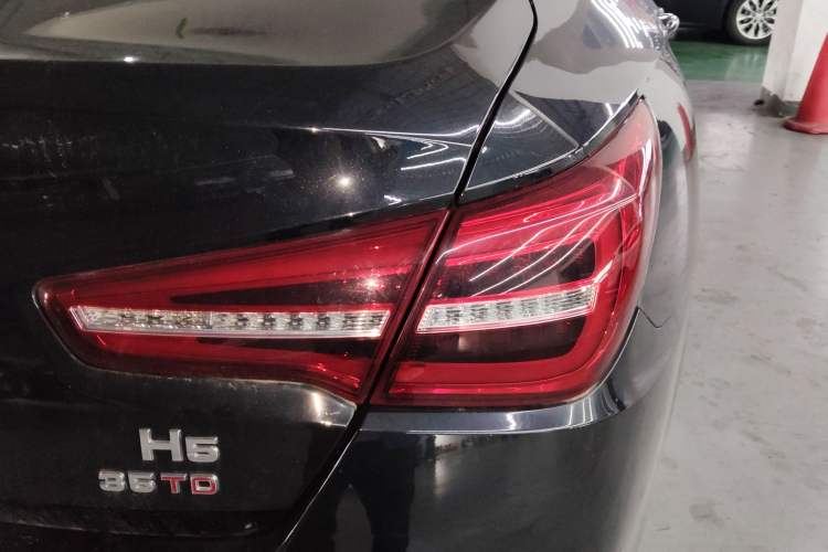 Used Hongqi H5 2022 Classic Model Facelift 1.8T Automatic Smart Connect Flagship Edition Right Rear Taillight