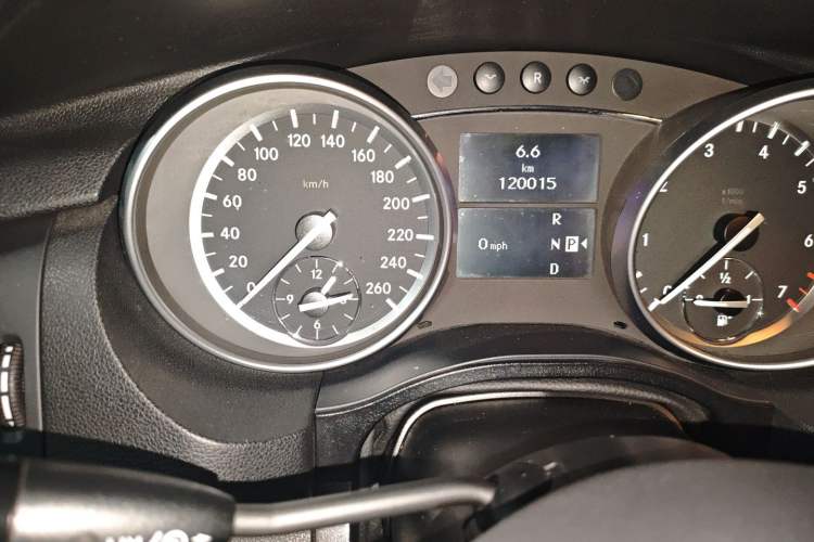 Used Mercedes-Benz R-Class 2015 R 320 4MATIC Luxury Model Odometer Close Up