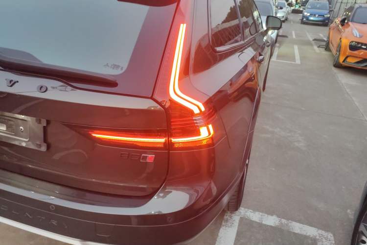 Used Volvo V90 2021 Cross Country B5 AWD Prestige Edition