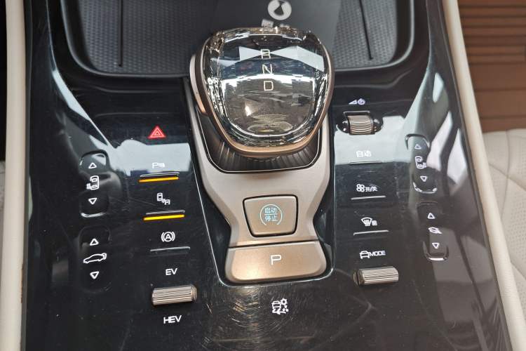 Used Denza D9 2022 DM-i 970 Four-Wheel Drive Prestige Model
