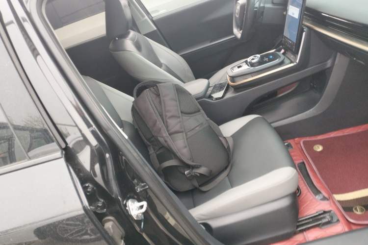 Used Toyota bZ3 2023 517 km Elite PRO Right Front Seat