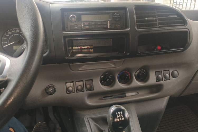 Used JMC Transit 2017 2.8T Commercial Version Long Wheelbase Mid-Roof 6/7/8-Seater JX493 Audio And AC Panel