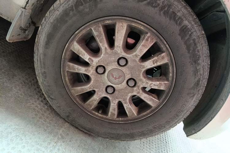 Used Wuling Rongguang V 2018 1.5L Standard Version Right Front Wheel Hub